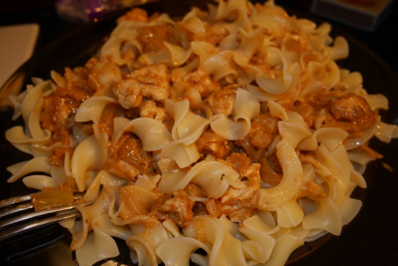 Makaron z kurczakiem w sosie orzechowym Makaron z kurczakiem w sosie orzechowym