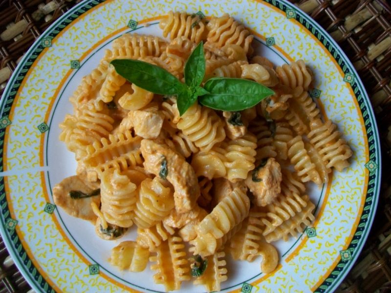 Makaron z kurczakiem w sosie pomidorowo-bazyliowym Makaron z kurczakiem w sosie pomidorowo-bazyliowym