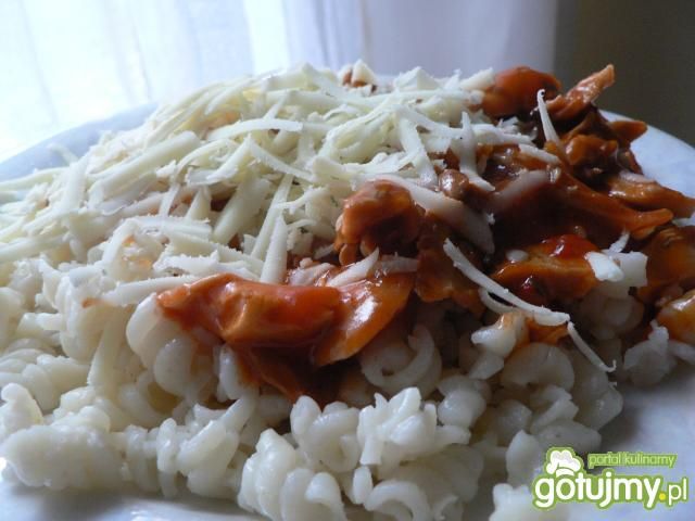 Makaron z kurczakiem w sosie pomidorowym