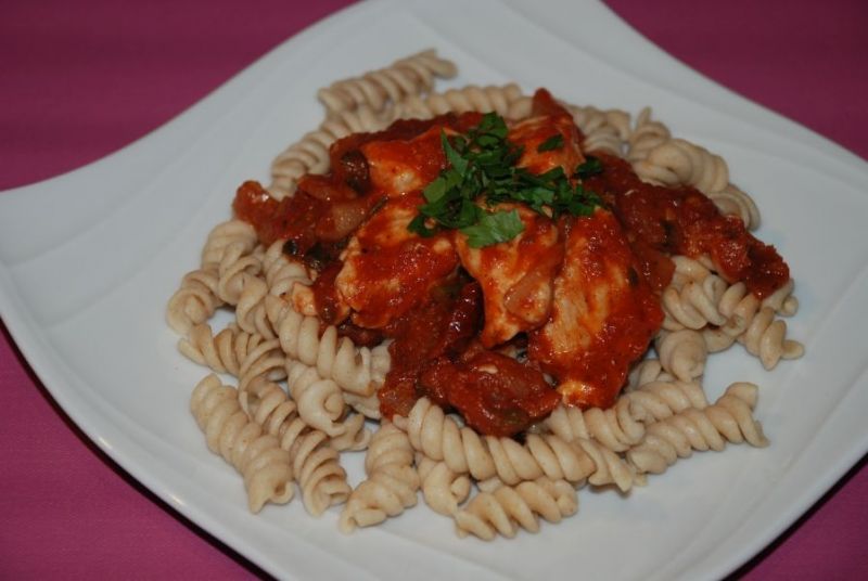 Makaron z kurczakiem w sosie pomidorowym Makaron z kurczakiem w sosie pomidorowym