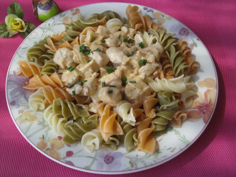 Makaron z kurczakiem w sosie śmietanowym z curry Makaron z kurczakiem w sosie śmietanowym z curry