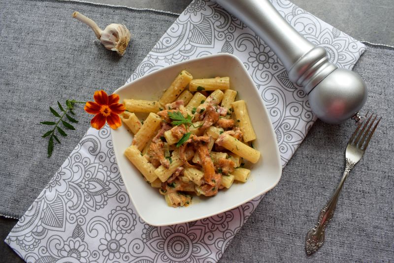Makaron z kurkami i boczkiem w sosie śmietanowym