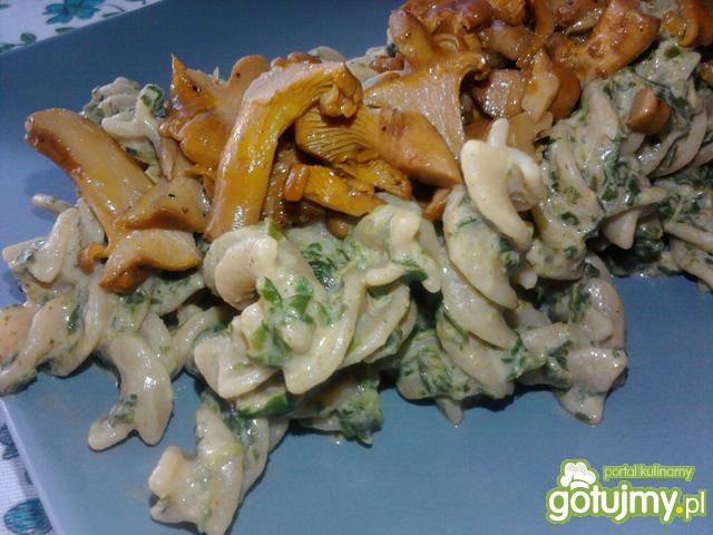 Makaron z kurkami i szpinakiem