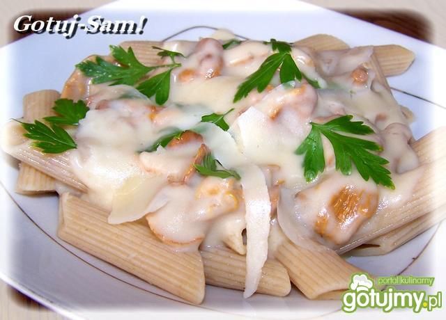 Makaron z kurkami w śmietanie.