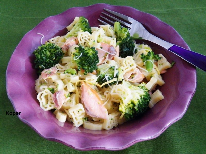 Makaron z łososiem i brokułami 