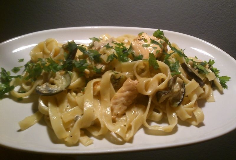 Makaron z łososiem i cukinią