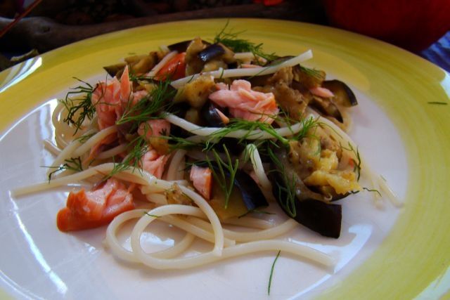 Makaron z łososiem i grillowanym bakłażanem  Makaron z łososiem i grillowanym bakłażanem