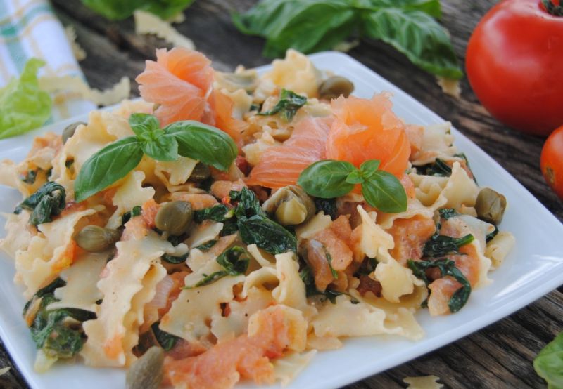 Makaron z łososiem i szpinakiem Makaron z łososiem i szpinakiem