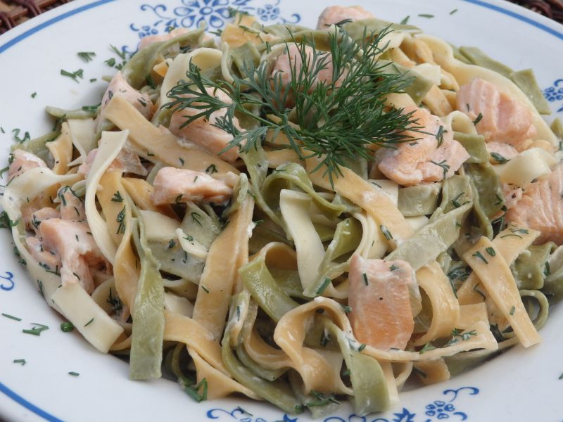 Makaron z łososiem w sosie śmietankowo-koperkowym