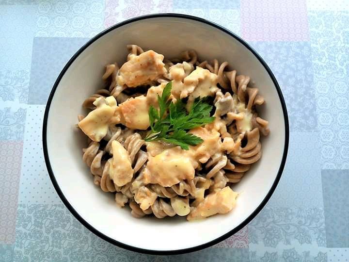 Makaron z łososiem w sosie śmietanowym Makaron z łososiem w sosie śmietanowym