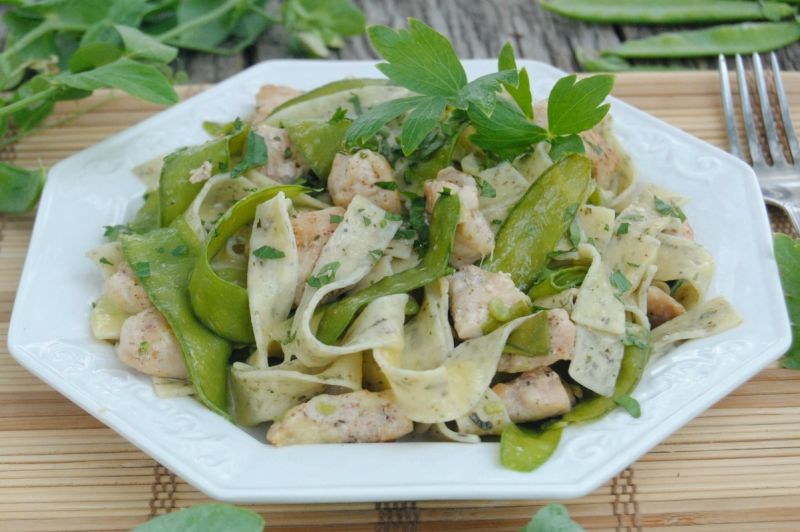 Makaron z lubczykiem i groszkiem cukrowym