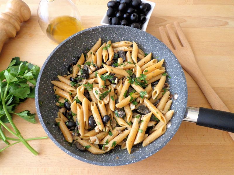 Makaron z makrelą, oliwkami, anchois i kaparami Makaron z makrelą, oliwkami, anchois i kaparami