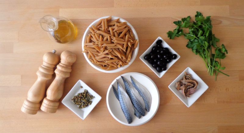 Makaron z makrelą, oliwkami, anchois i kaparami Makaron z makrelą, oliwkami, anchois i kaparami