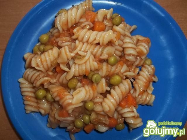 Makaron z marchewką i groszkiem Makaron z marchewką i groszkiem