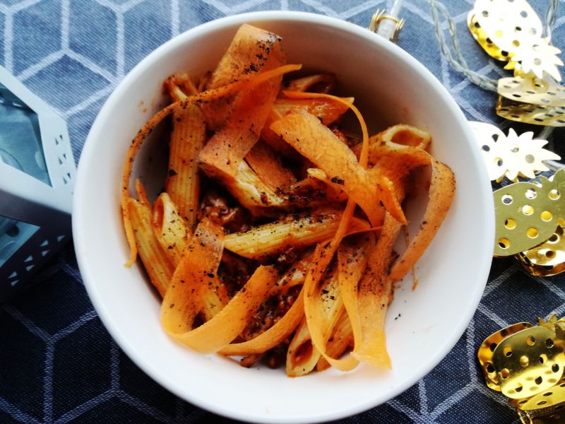 Makaron z marchewką i mięsem Makaron z marchewką i mięsem