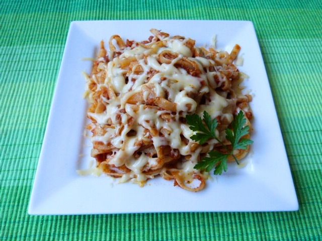 Makaron z mielonym mięsem i żółtym serem