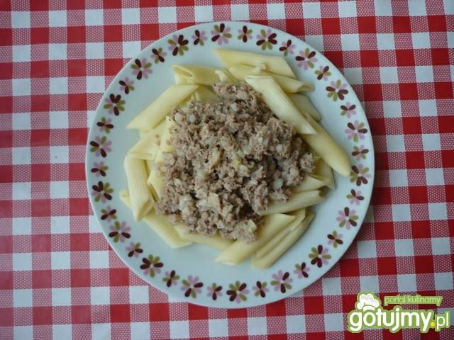 Makaron z mięsem i kapustą.