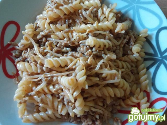 Makaron z mięsem i kiełkami