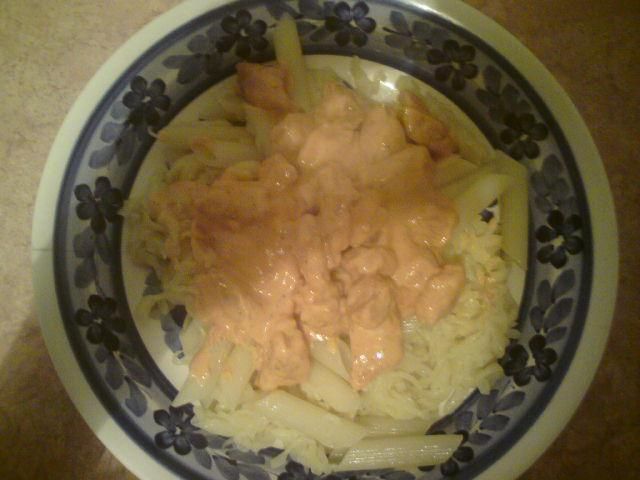 Makaron z mięsem i sosem