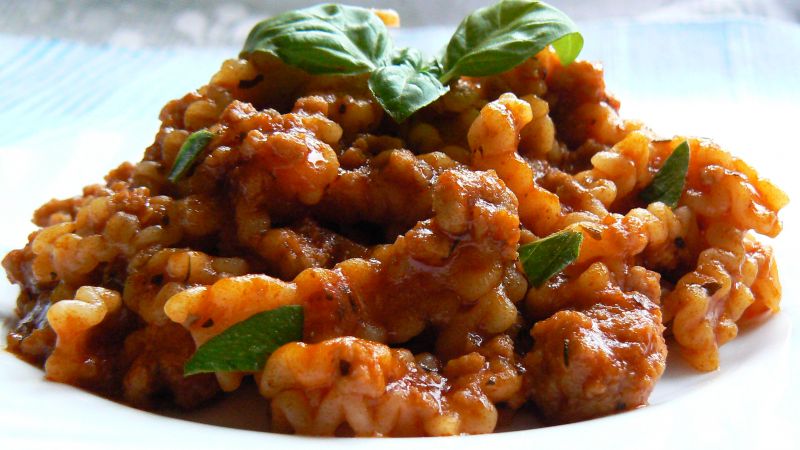 Makaron z mięsem i sosem