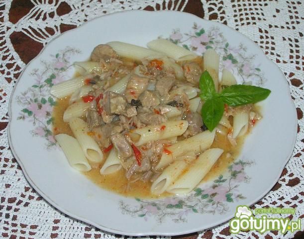 Makaron z mięsem i sosem chilli