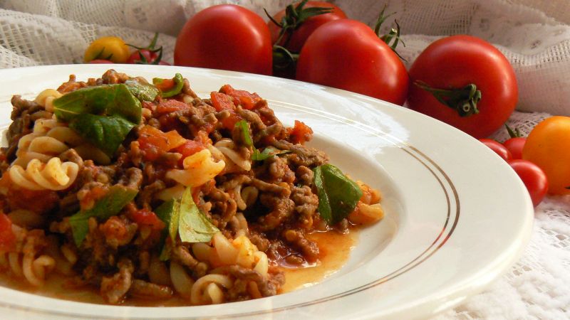 Makaron z mięsem i sosem ze świeżych pomidorów Makaron z mięsem i sosem ze świeżych pomidorów