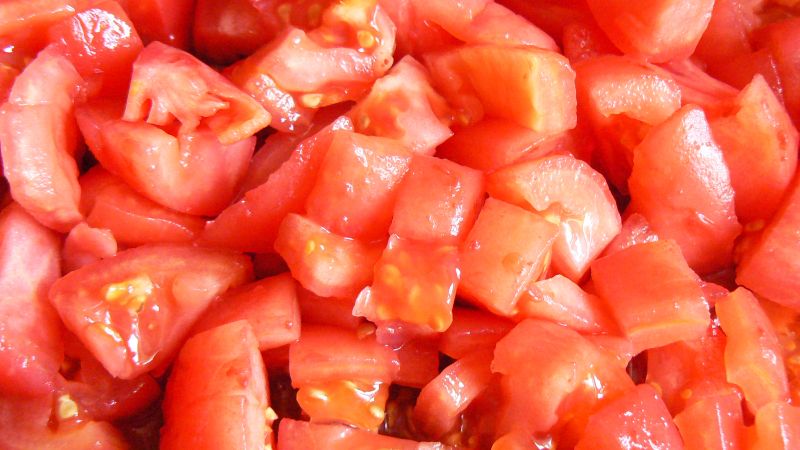 Makaron z mięsem i sosem ze świeżych pomidorów