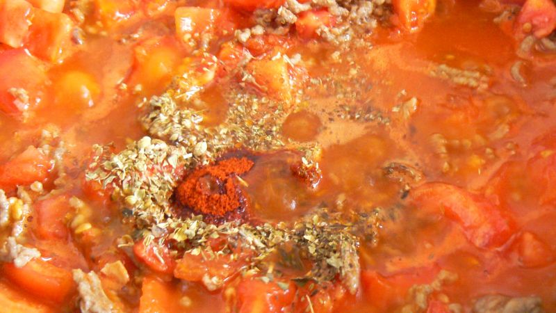Makaron z mięsem i sosem ze świeżych pomidorów
