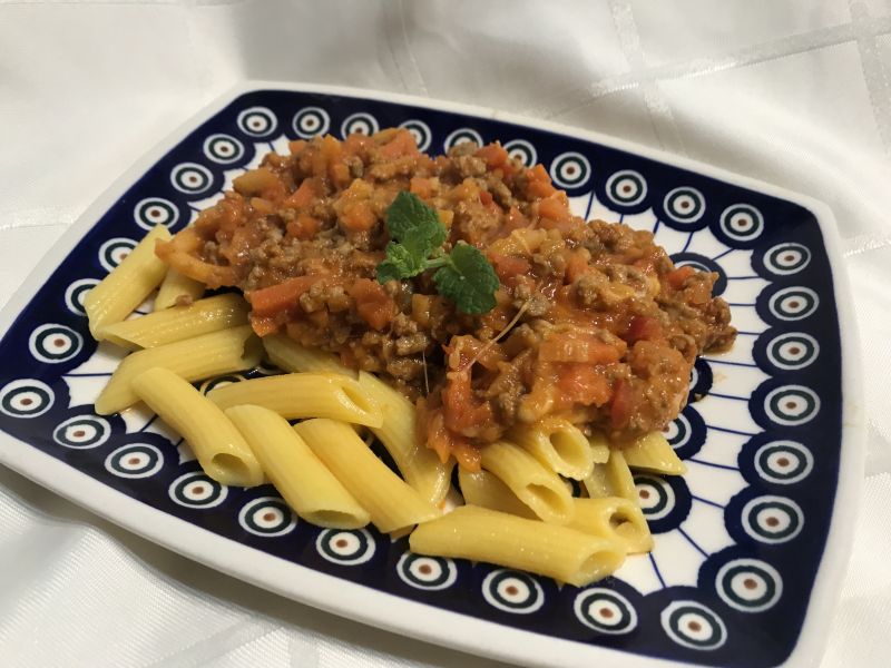 Makaron z mięsem i warzywami w sosie pomidorowym