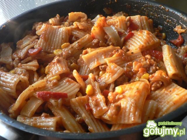 Makaron z mięsem mielonym i kukurydzą 