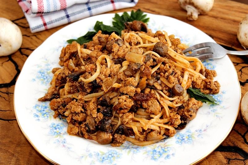 Makaron z mięsem mielonym i pieczarkami 