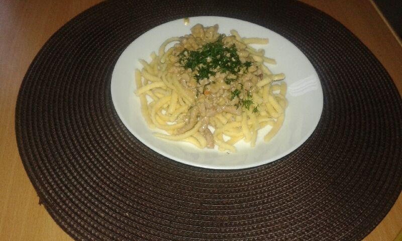 Makaron z mięsem mielonym i pysznym sosem serowym Makaron z mięsem mielonym i pysznym sosem serowym