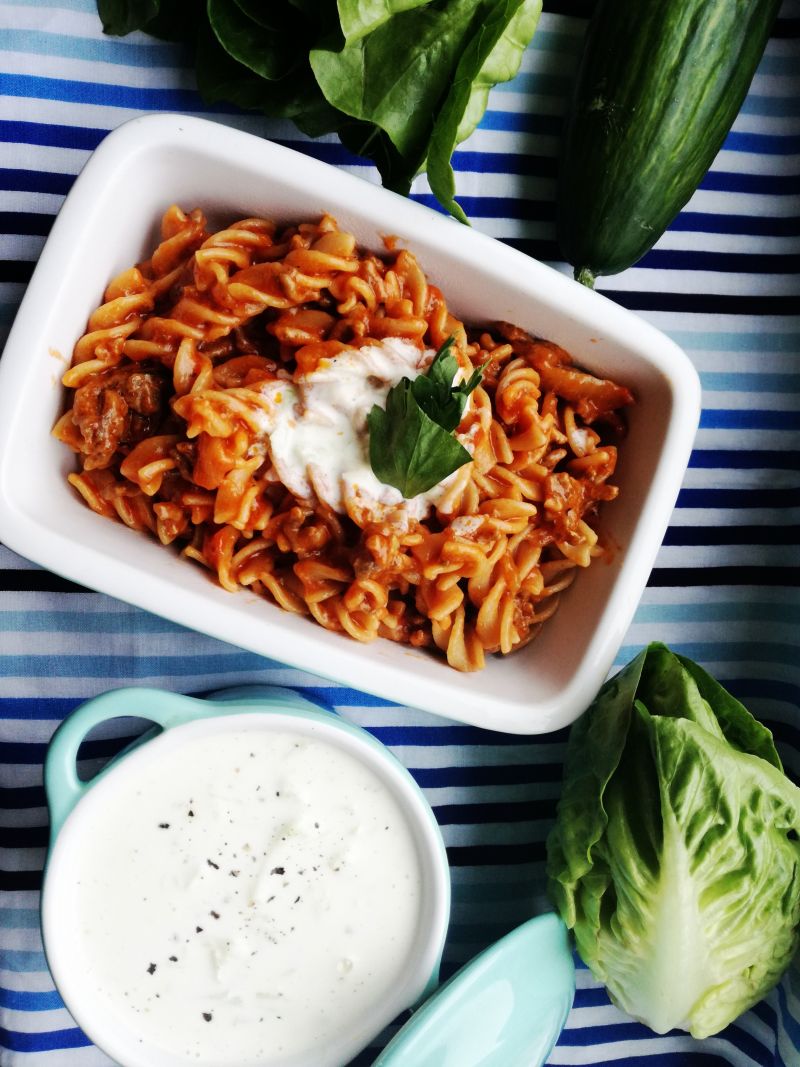 Makaron z mięsem mielonym i sosem tzatziki Makaron z mięsem mielonym i sosem tzatziki