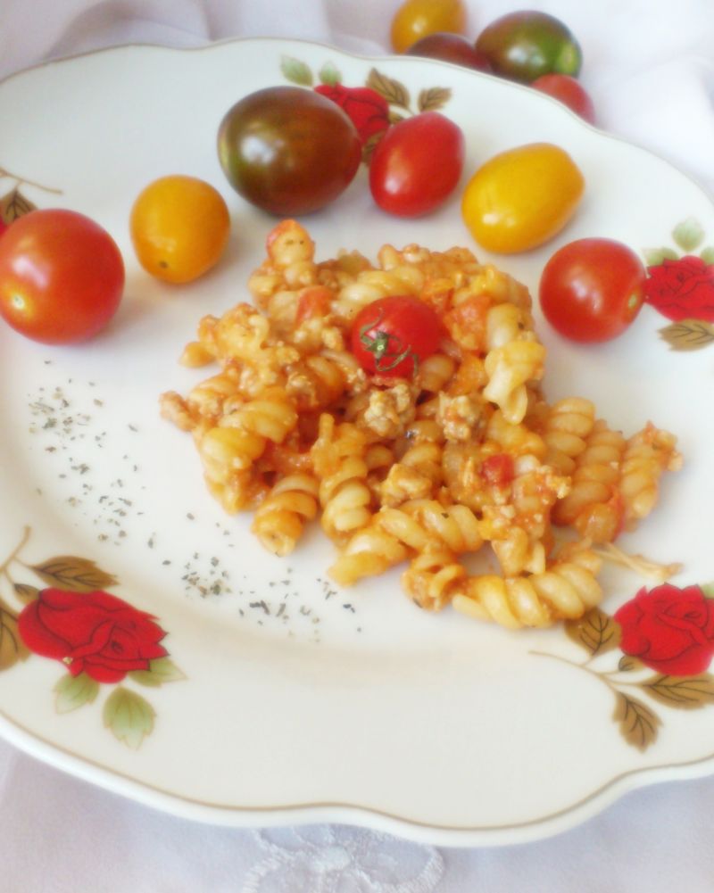 Makaron z mięsem mielonym, pomidorami i mozzarellą