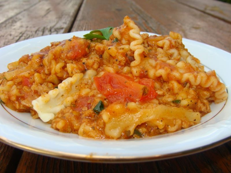 Makaron z mięsem mielonym w sosie