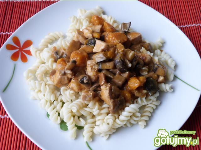Makaron z mięsem, pieczarkami i dynią Makaron z mięsem, pieczarkami i dynią