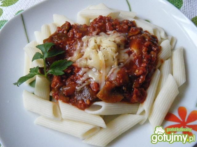 Makaron z mięsem, pieczarkami i sosem