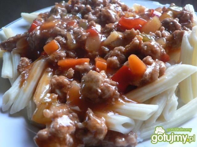 Makaron z mięsem w słodkim sosie Makaron z mięsem w słodkim sosie