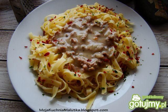 Makaron z mięsem w sosie pieczarkowym  Makaron z mięsem w sosie pieczarkowym
