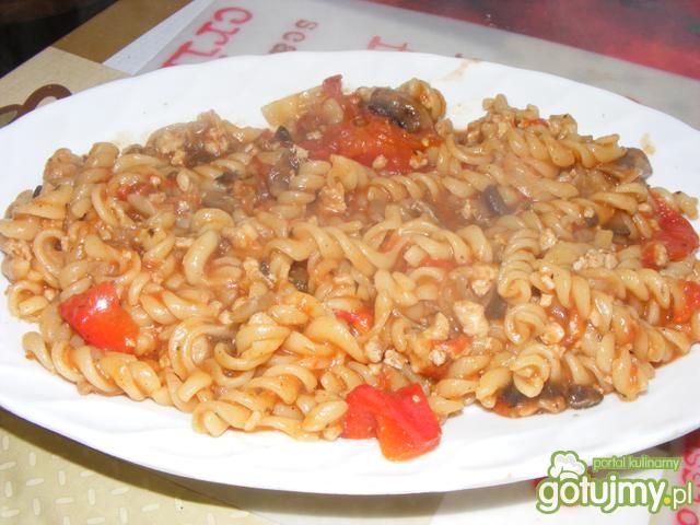 Makaron z mięsem w sosie pomidorowym
