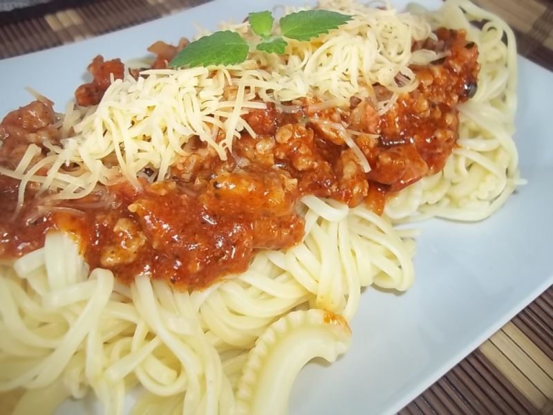 Makaron z mięsnym sosem Makaron z mięsnym sosem