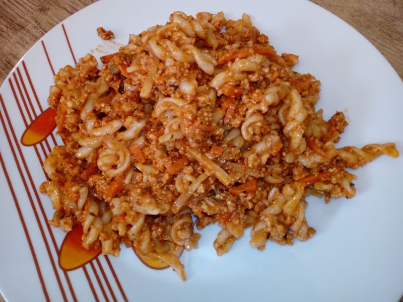 Makaron z mięsnym sosem