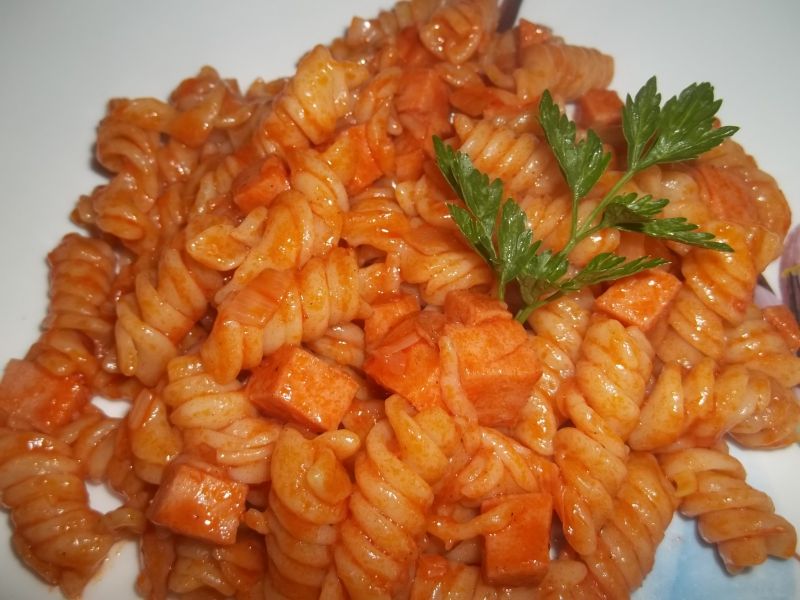 Makaron z mortadelą w sosie pomidorowym