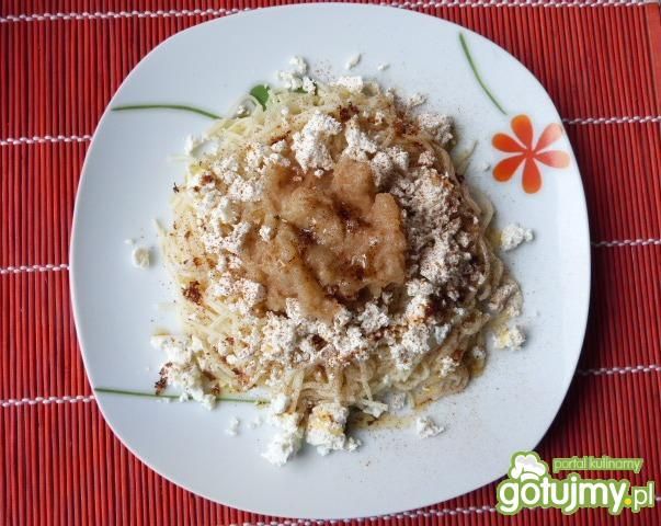 Makaron z musem jabłkowym i twarogiem Makaron z musem jabłkowym i twarogiem