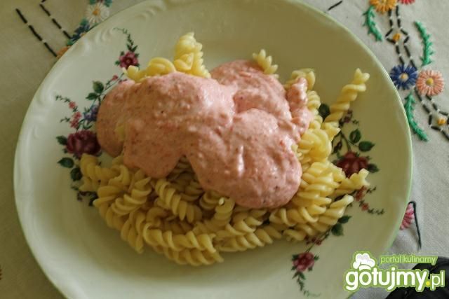 Makaron z musem truskawkowym