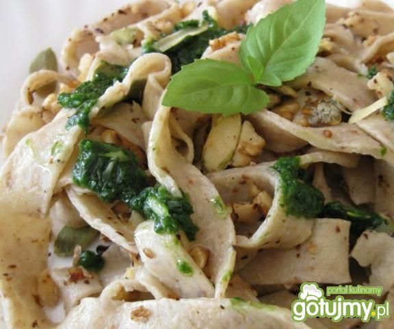 Makaron z orzechami,czosnkiem i bazylią