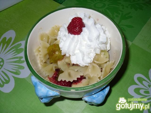 makaron z owocami i bitą śmietaną  makaron z owocami i bitą śmietaną