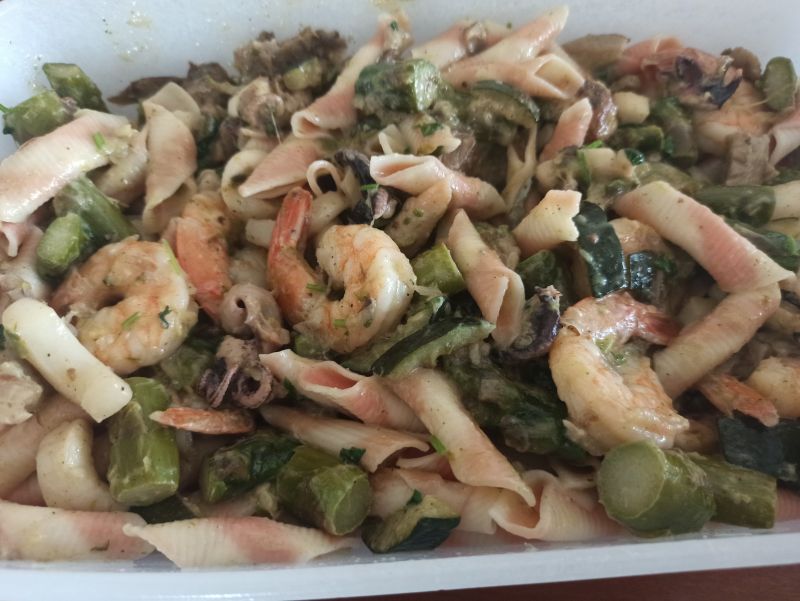 Makaron z owocami morza i szparagami