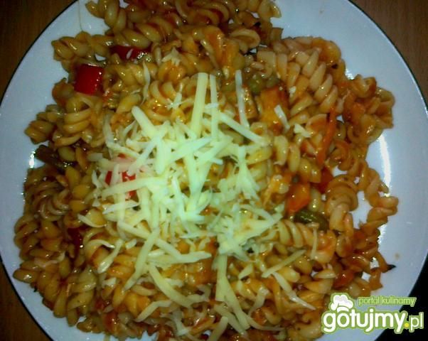 Makaron z papryką bazylią i marchewką Makaron z papryką bazylią i marchewką