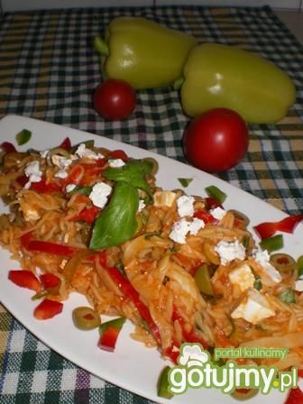 Makaron z papryką, fetą i oliwkami Makaron z papryką, fetą i oliwkami